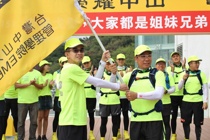 中山管院陳世哲院長(左)授旗與黃文彬總隊長圖片