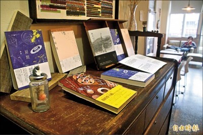 三餘書店的二樓空間是咖啡館。(記者黃佳琳攝)圖片
