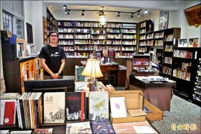 三餘書店是高雄第一家以人文閱讀、生活創意與藝術表演為主題的獨立書店。 (記者黃佳琳攝)圖片