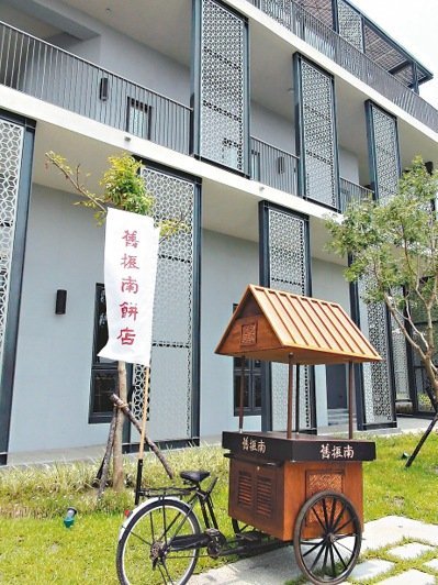 新建築以早期推車兜賣餅為招牌。 記者謝梅芬／攝影圖片