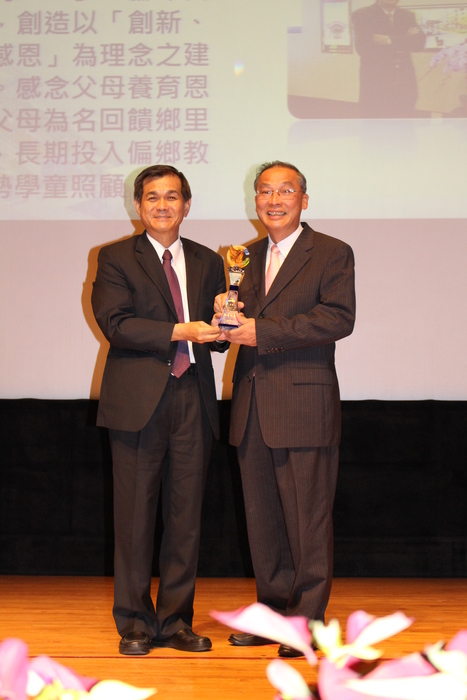 左：楊弘敦校長 右：張永義學長圖片