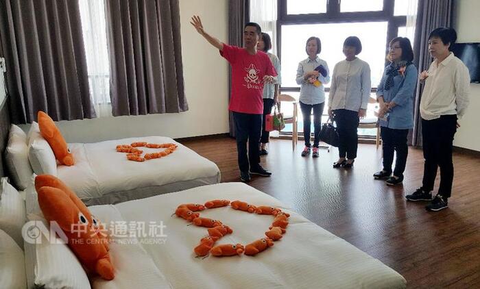 「凱樂瑪麗」特色民宿15日正式開幕，地點位於馬公商 港的港埠大樓旁，內裝全部以海為家來設計，引進日本 動漫海賊王，包括有魯夫房、索隆房、娜美房、香吉士 等房間，感受海賊王逐夢冒險精神，其中最大特色是海 景套房，可一覽馬公最美麗的港灣。 中央社　105年5月15日圖片