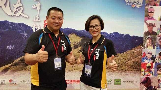 上海龍順投資管理公司董事長，也是上海同濟大學EMBA的李易隆（左），已經騎車環島台灣，此次特別參與玉山登頂活動。（顏瑞田攝）圖片