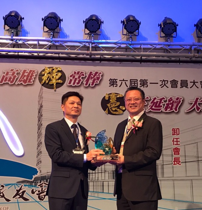 前任理事長黃烱輝(右)交接給吳孟憲理事長圖片
