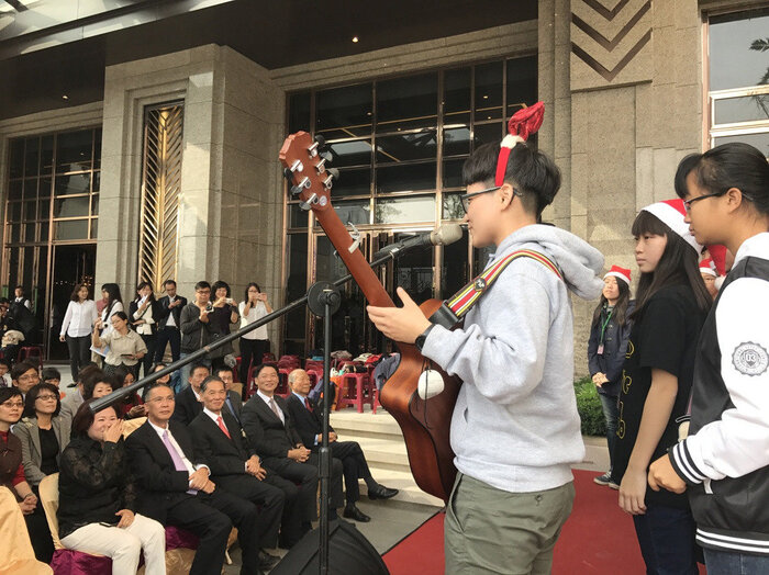 接受長期培育的孩子，當面向張爺爺們致謝，讓他們相信「原來世界上真的有聖誕老公公。」張世雅攝影圖片