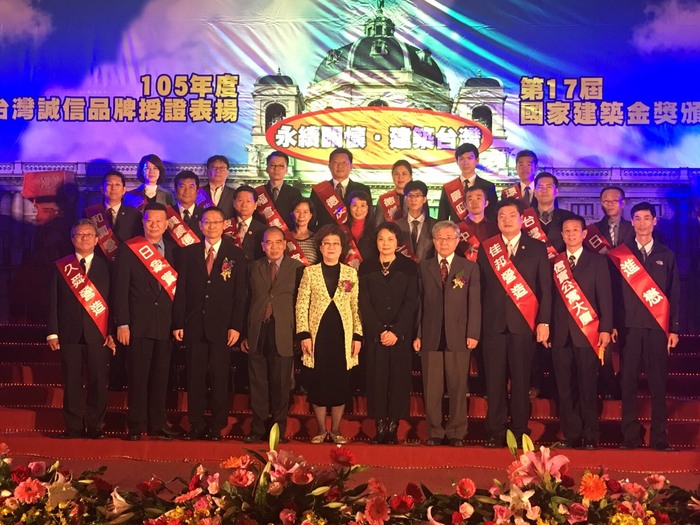 賀！EMBA-17邱淵郎學長獲得第17屆台灣誠信廠商品牌獎圖片