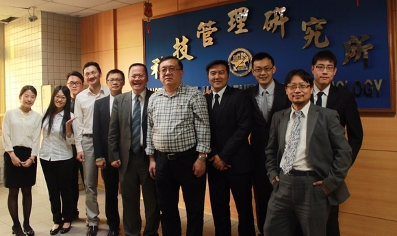 國立交通大學科管所徐作聖教授（右五）、楊立新博士（右六），與交大科管所校友群圖片