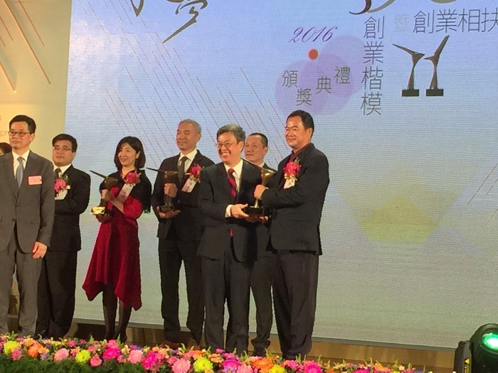 賀！EMBA-17鄭志強學長獲得得青創楷模相扶獎圖片