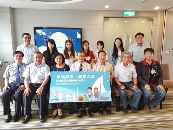 乘風萬里轉動人生--培育國際視野清寒獎助學金 頒贈儀式（校服中心）圖片
