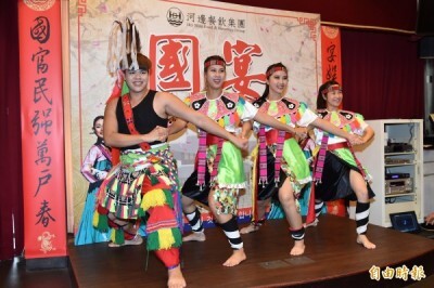 台灣原住民舞蹈為活動揭開序幕。（記者張忠義攝）圖片