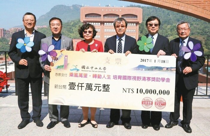 中山大學校長鄭英耀（右三）為無力出國的清寒生發起助學金募款，獲企業家響應。 記者蔡容喬／攝影圖片