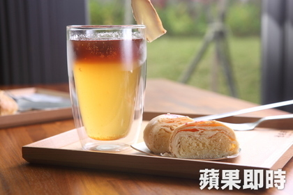 經典套餐除了招牌的綠豆椪，還有杯檸檬汁、蘇打水與咖啡等調成的飲品。以上照片皆李友欽攝影圖片